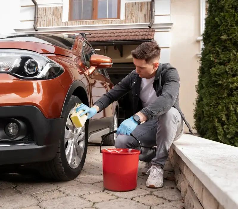 Lavage auto à domicile Sotta : professionnel intervenant sur un véhicule